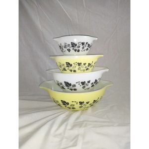 Pyrex yellow and black gooseberry Cinderella bowls (set of 4)